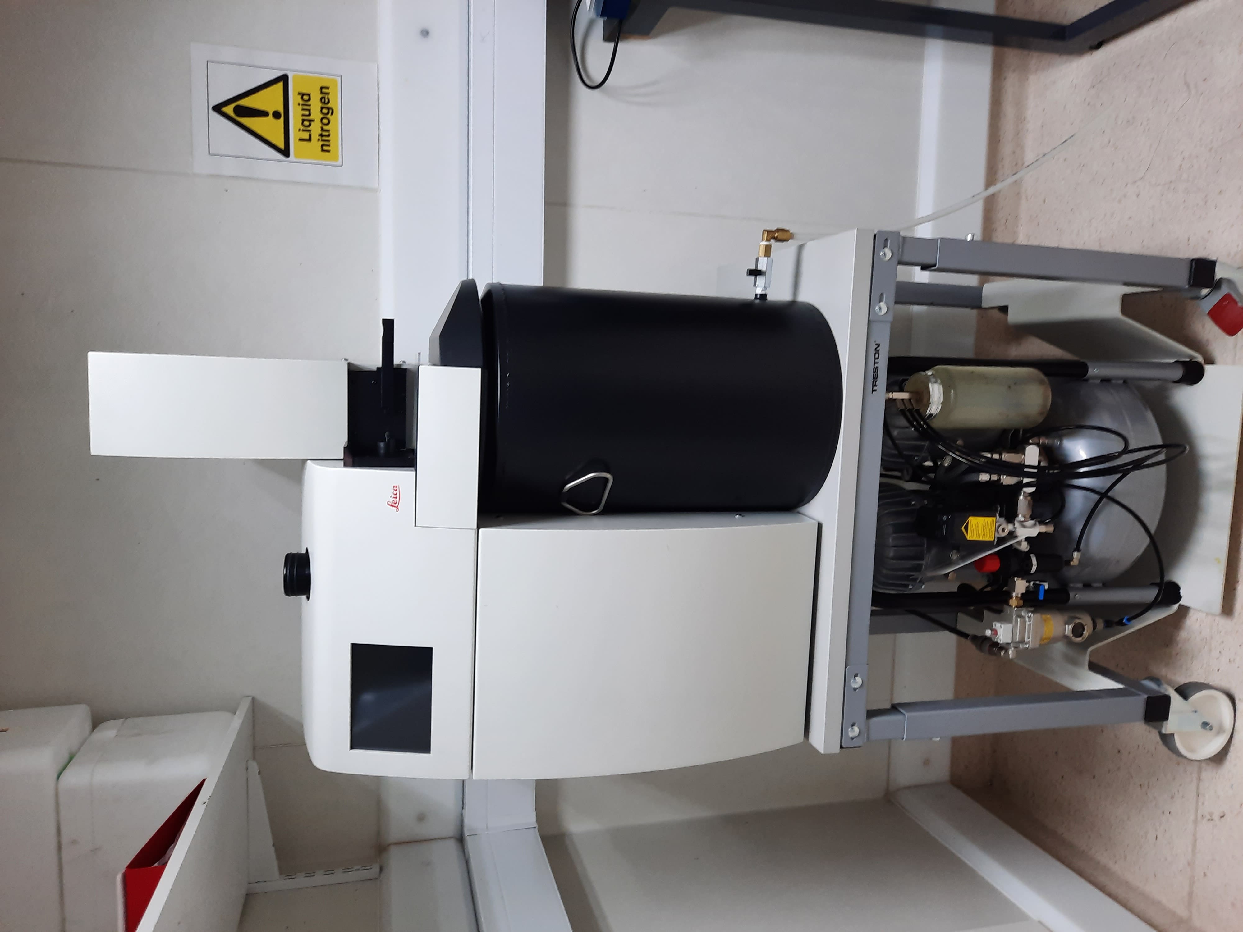 High-pressure freezer